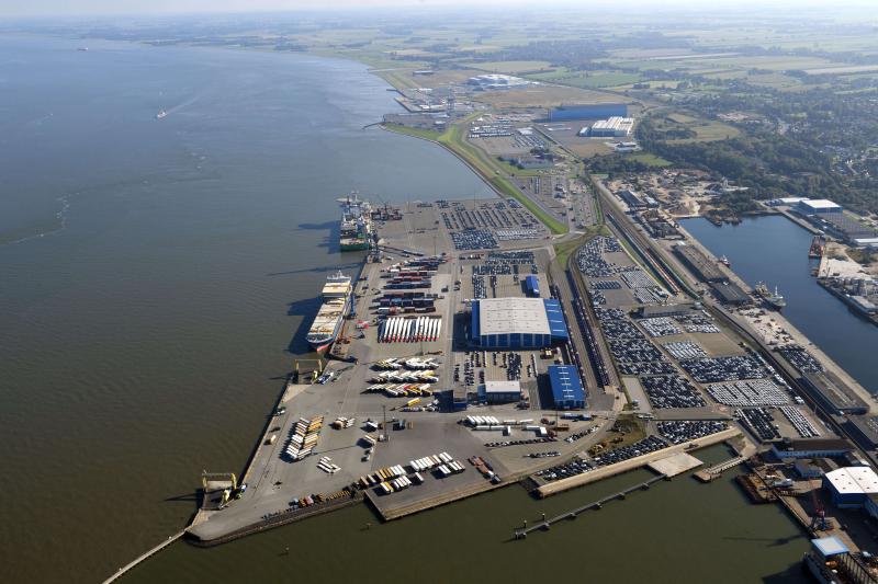 Maritime Wirtschaft   Cuxport Luftaufnahme